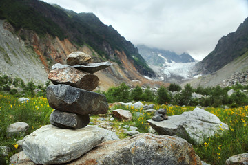Fototapeta na wymiar Balanced rocks. Pyramid of stone on a background of mountain scenery