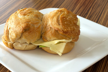Belegtes Käsebrötchen mit Garnitur