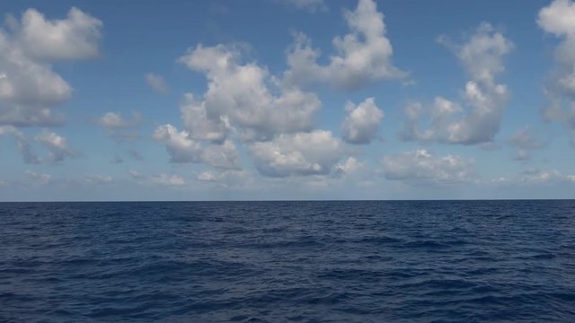 cielo con nuvolette sul mare in navigazione 