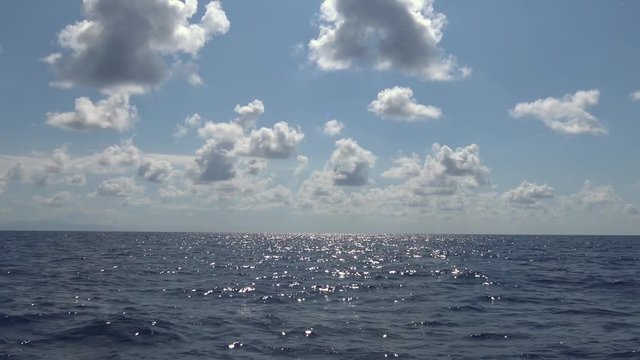 cielo con nuvolette in controluce in navigazione sul mare