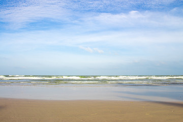 Obraz premium Blue sky and cloud at the beach