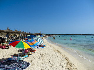 Der belebte Strand es Trenc, einer der bekanntesten Strände Mallorcas, Sa Papita, Mallorca, Balearen, Spanien