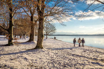 Familienausflug an der winterlichen See