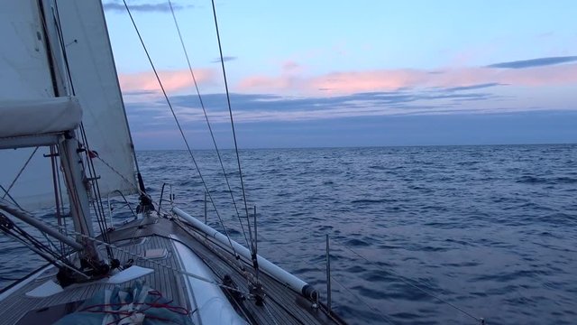 navigazione a vela dopo il tramonto