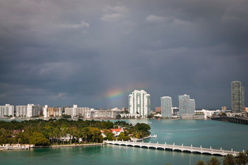 Obraz premium Rainbow and thunde rclouds over Star Island