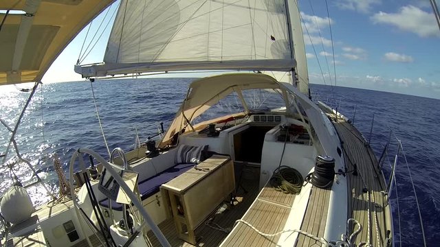 navigazione a vela in Mediterraneo con pilota automatico