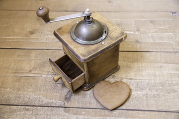 Manual vintage coffee grinder and ginger biscuits