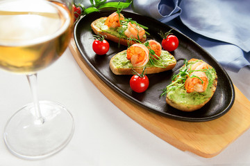 Bruschetta with stewed salmon, cucumber and sauce 