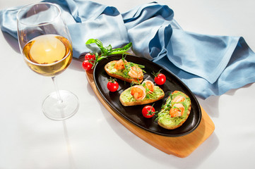 Bruschetta with stewed salmon, cucumber and sauce 