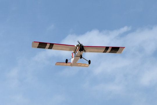 A model airplane stunt plane spinning. Model: tri 60