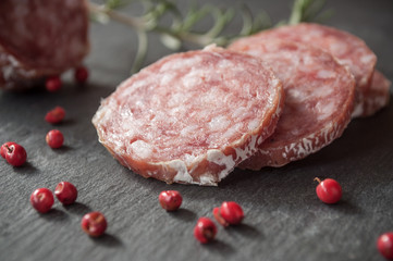 saucisson sec de porc sur ardoise