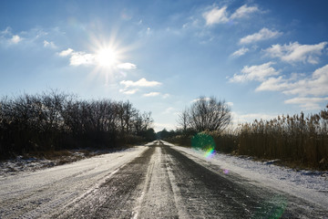 Obraz na płótnie Canvas droga w zimowej aurze