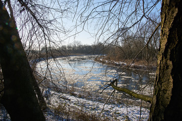 rzeka w ramce z drzew © A. Biszczan