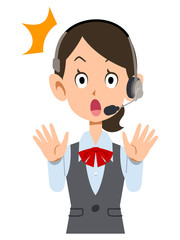 ヘッドセットを装着した制服着用の女性会社員が驚く

