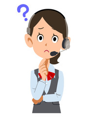ヘッドセットを装着した制服着用の女性会社員が疑問を呈する
