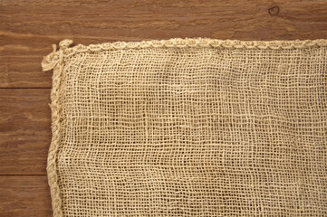 Jute Sackleinen vor braunem Holzhintergrund