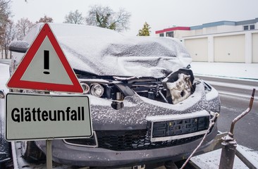 Schild Achtung Glätteunfall