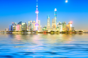 Obraz premium Piękna panorama Szanghaju w nocy, nowoczesne tło miejskie