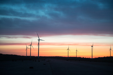 Obraz premium Windturbines at sunset