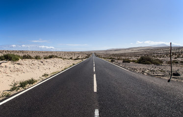 striscia d'asfalto nel deserto