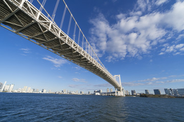 東京タイムラプス　レインボーブリッジ　東京湾の青い海と爽やかな青空に流れる雲