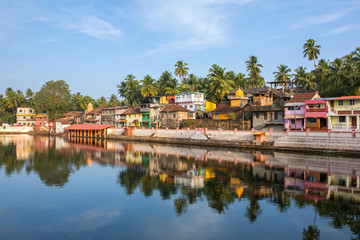 Fototapeta na wymiar Colorful indian houses on the bank of sacred lake Koti Teertha in Gokarna, India.