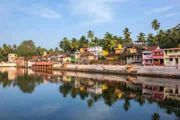Photo sur Plexiglas Inde Colorful indian houses on the bank of sacred lake Koti Teertha in Gokarna, India.