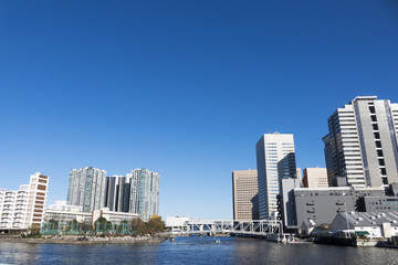東京都市風景　天王洲アイル　ビル群　運河　快晴　青空