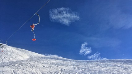 skilift vuoto con cielo blu