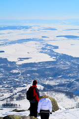 Slowacja 15.02.2015 Para podziwiajaca widoki wpatruje sie w horyzont ze Skalnatego Plesa w Wysokich Tatrach slowackich.
