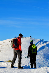 Zakopane 20.12.2015 Turysci w okolicach kolejki na Kasprowym Wierchu. Widok na szczyt Kasprowego Wierchu. © Konrad