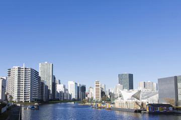 Naklejka premium Krajobraz miasta Tokio Tennozu Isle Buildings Canal Czyste, błękitne niebo