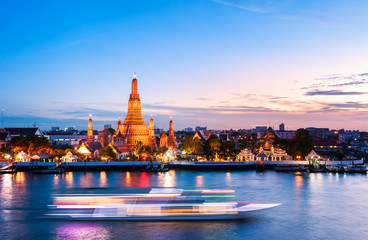 Naklejka premium Łódź pływała po rzece Menam, w tle Wat Arun o zachodzie słońca, Bangkok, Tajlandia. Świątynia Świtu