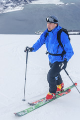 Skitour in norwegischer Fjordlandschaft