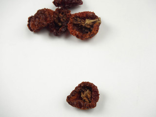 Sundried tomatoes in recipiente on white backgroundo