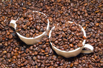 chicchi di caffè con tazzine sfondo texture
