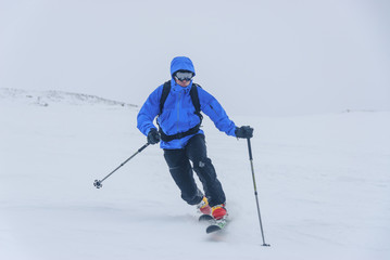 Fototapeta na wymiar Telemarker im Gelände bei schlechtem Wetter