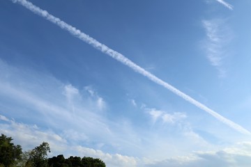 青空と飛行機雲