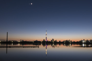 Fototapeta na wymiar 東京都市風景　夕暮れ　黄昏　トワイライト　東京スカイツリーライトアップ　月と金星