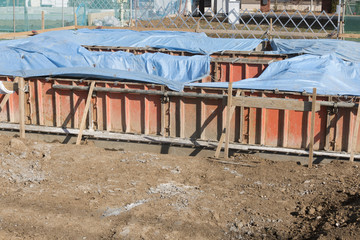 住宅　工事現場　基礎工事　土台　コンクリート　型枠　ベタ基礎　耐震性