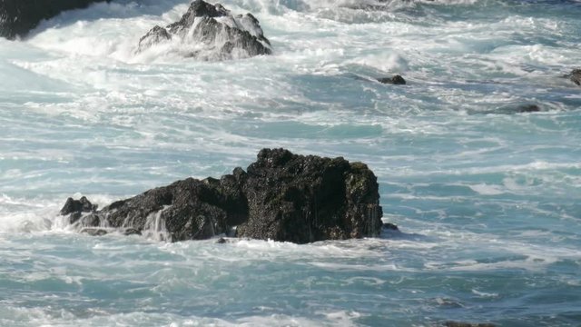 wellen brechen an der k&uuml;ste von teneriffa