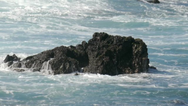 wellen brechen an der k&uuml;ste von teneriffa
