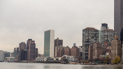 Obraz premium View of the traffic conditions in the streets of Manhattan from the cable car leading to Roosevelt Island