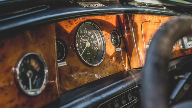 retro cockpit armaturenbrett aus holz im mini cooper