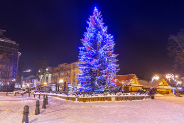 Beautiful Christmas tree at Krupowki street in Zakopane, Poland - obrazy, fototapety, plakaty