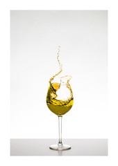 gelb farbener Wassersplash im Glas mit Spritzern - Liquid Art, Weinsplash im Glas