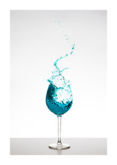 türkis farbener Wassersplash im Glas mit Spritzern - Liquid Art, Weinsplash im Glas