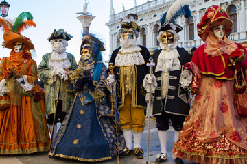 Fototapeta na wymiar Gruppo in bellissimi costumi al carnevale di Venezia