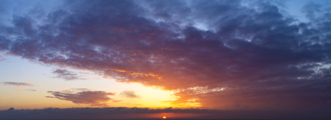 Obraz premium piękne niebo wieczorem o zachodzie słońca
