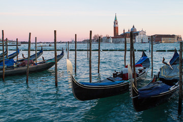 Fototapeta na wymiar Gondole nel canale con vista a Venezia